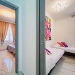 Modern Flat With Terrace For Large Families In