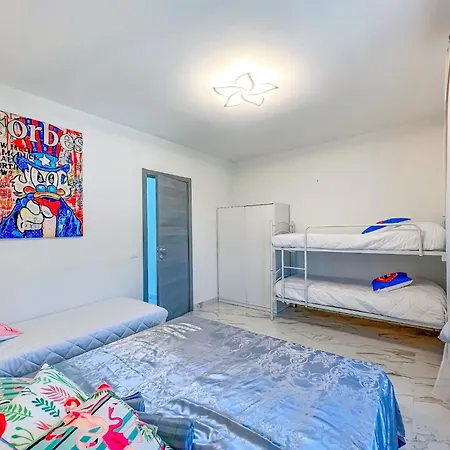 דירה Modern Flat With Terrace For Large Families In ביביונה